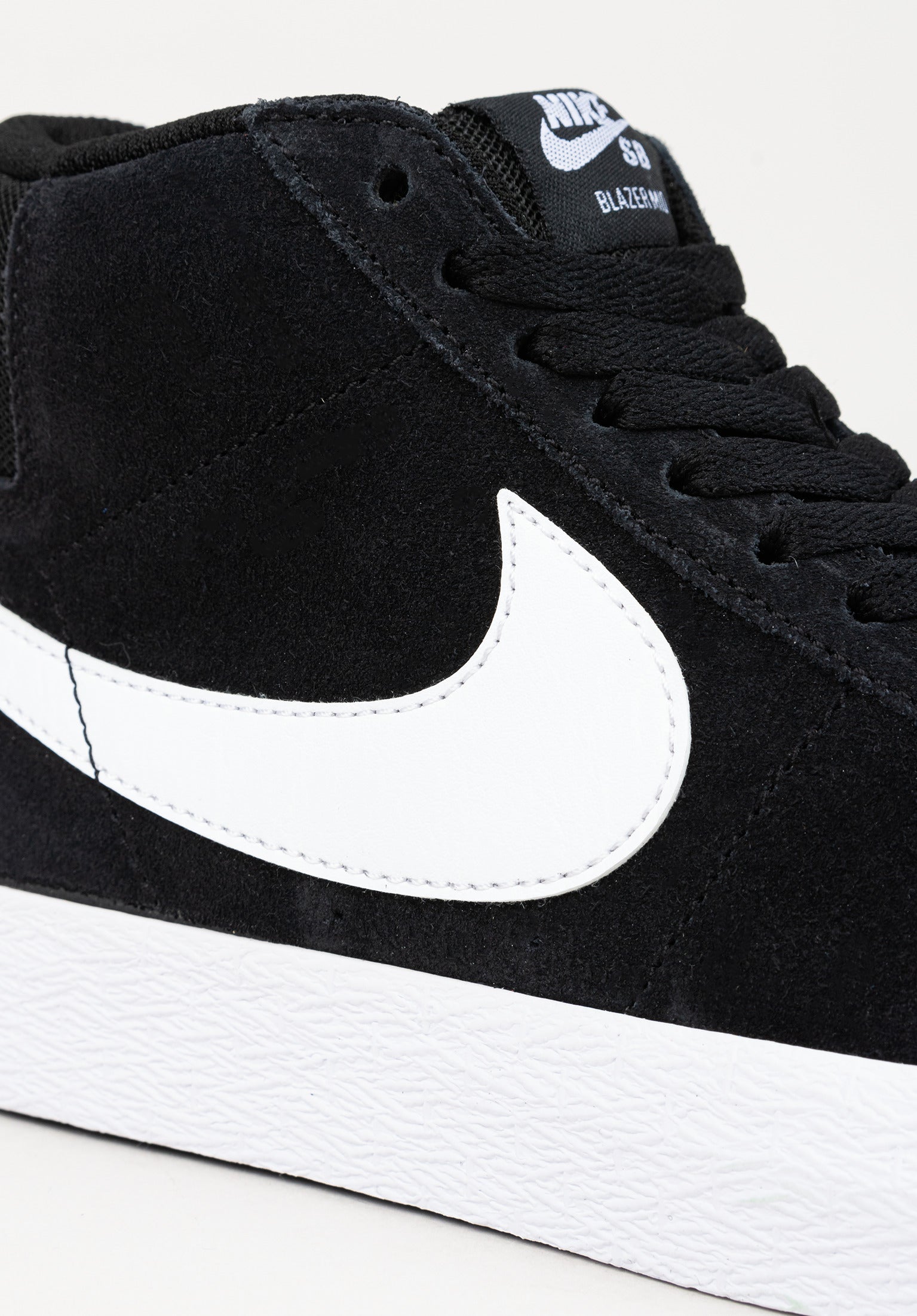 Black and white nike blazers high online