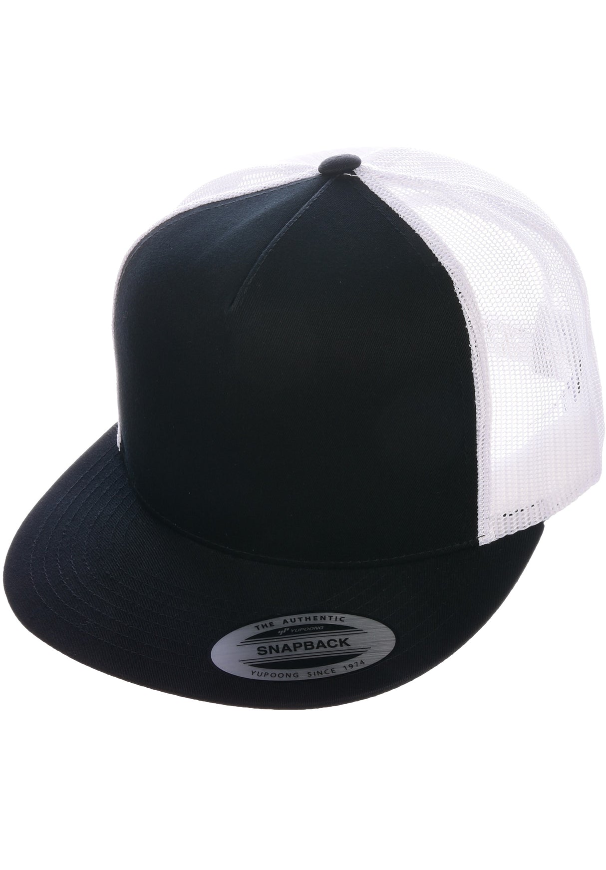 Flat Trucker Cap black-black-white Vorderansicht