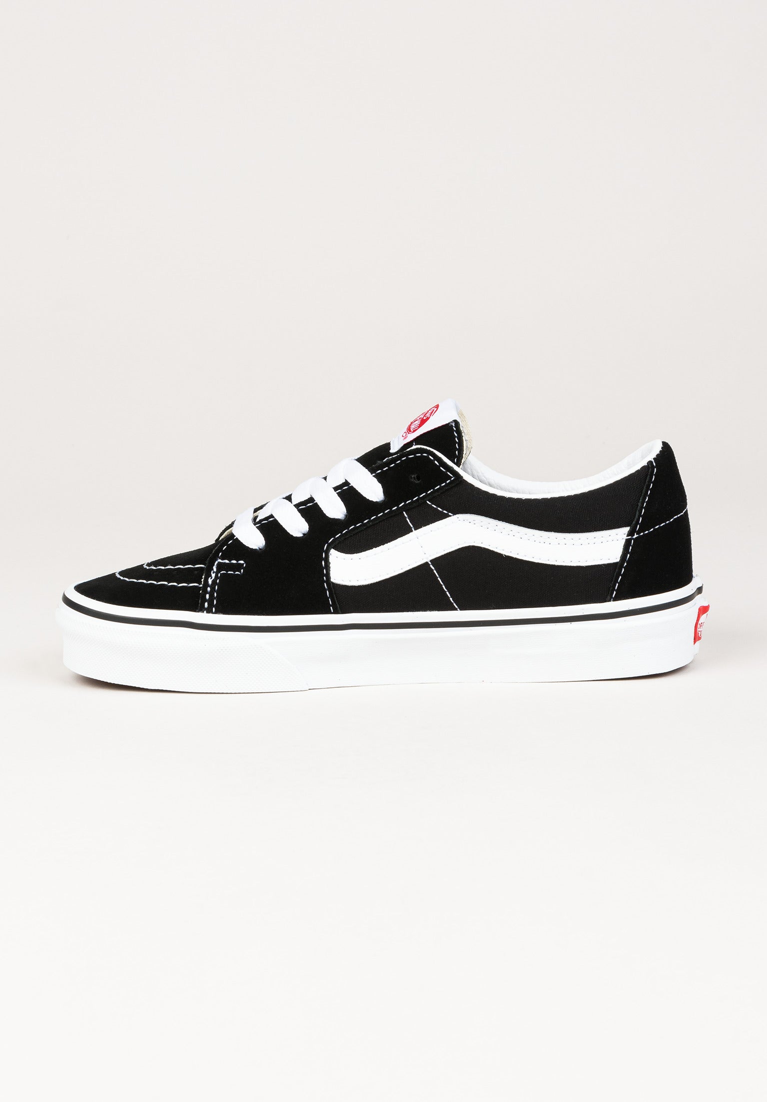 Black and white vans low on sale